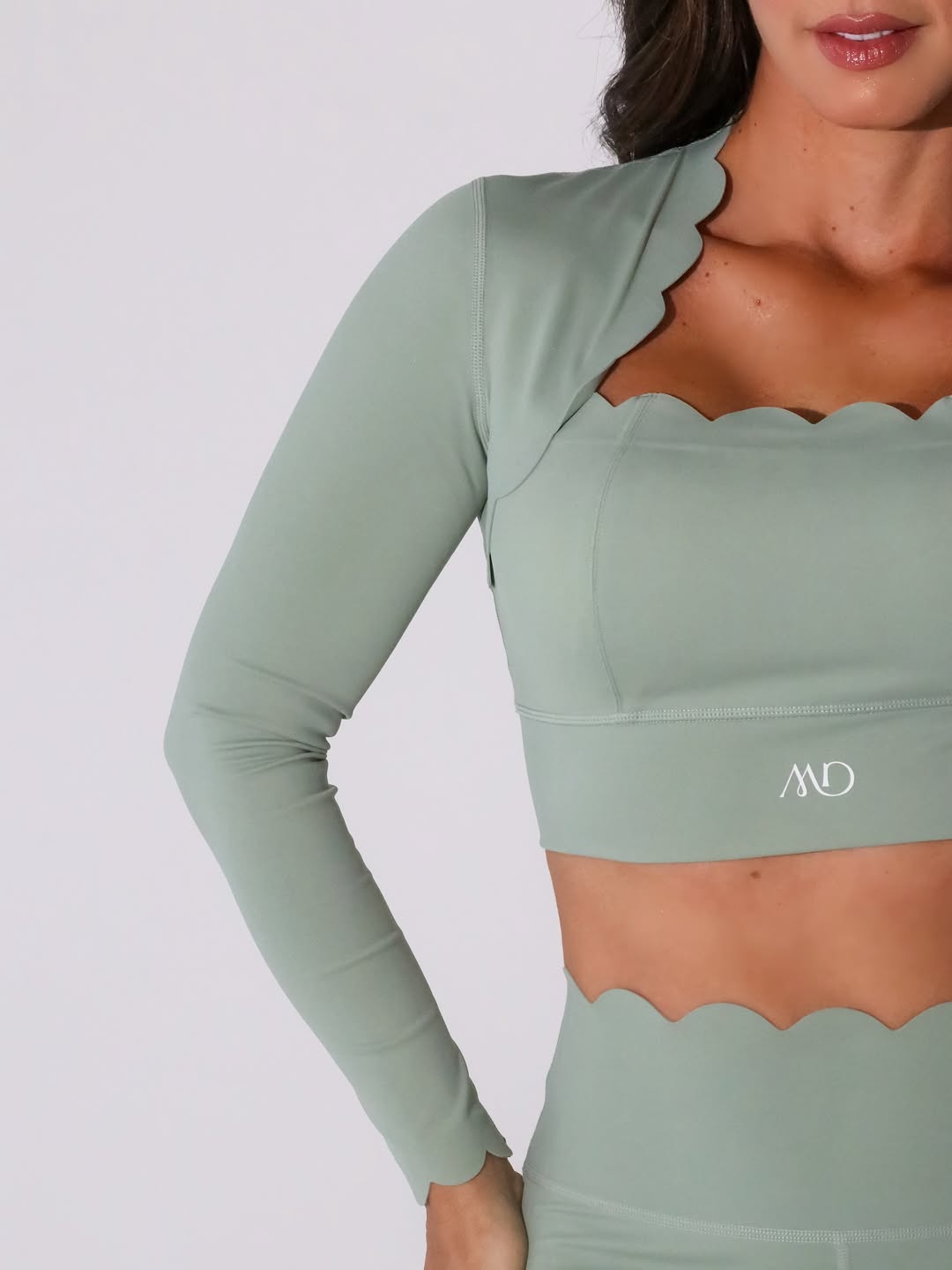 Mujer usando top deportivo verde menta Meidao Fit colección Activewear