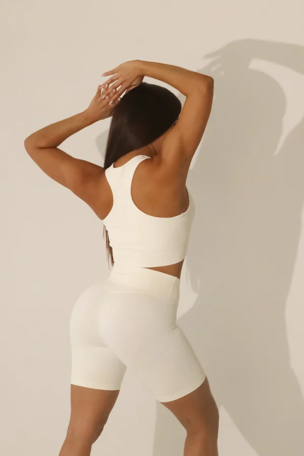 Vista trasera del set Petal, conjunto deportivo con top y short ajustado
