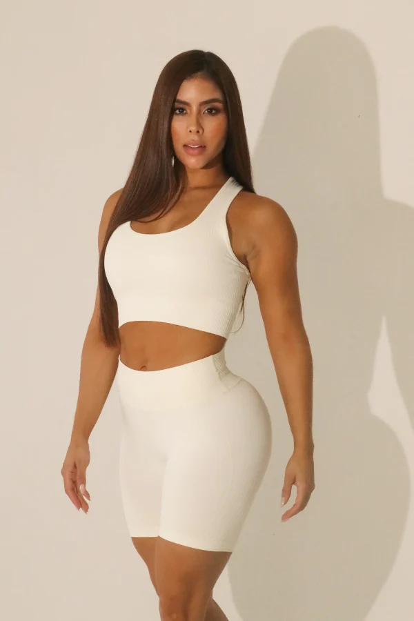Vista frontal del set Petal, conjunto deportivo con top y short ajustado
