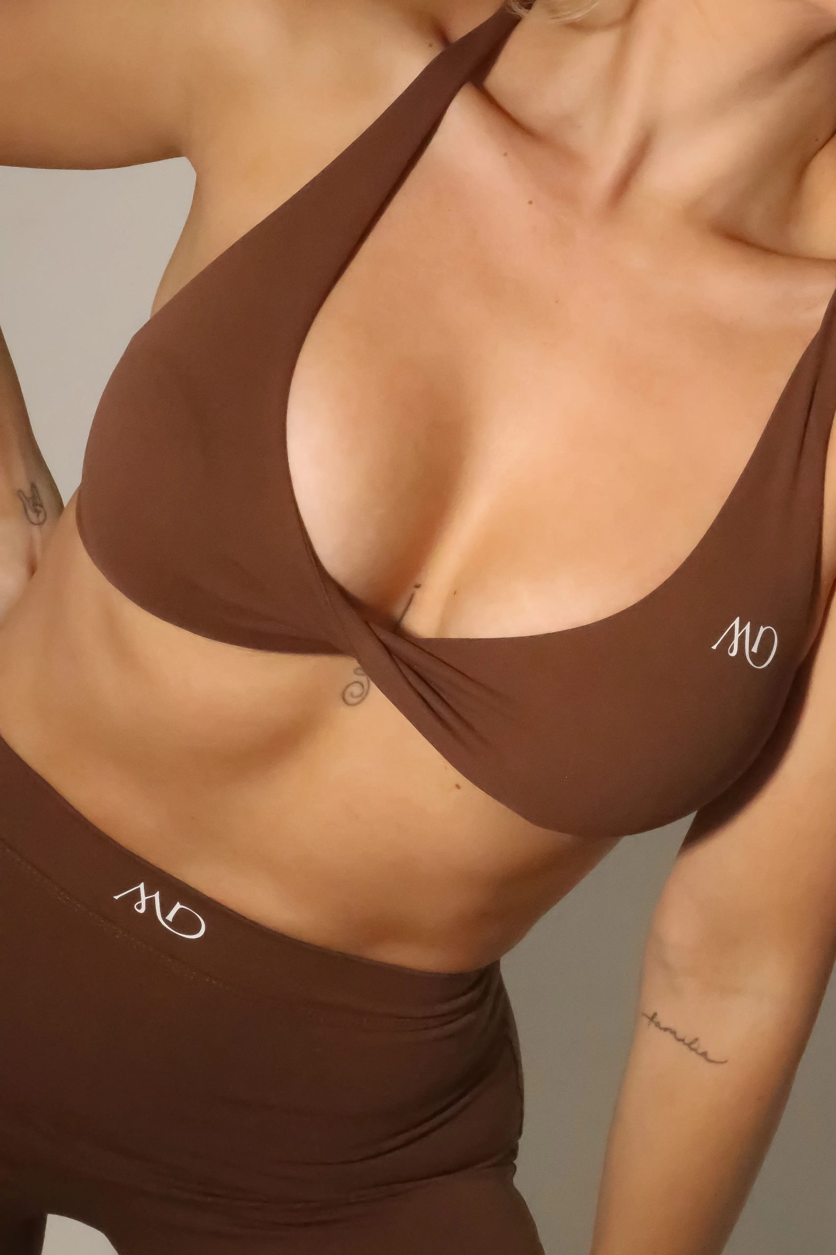 Detalle del top del set Vela con diseño halter y cruce en el frente